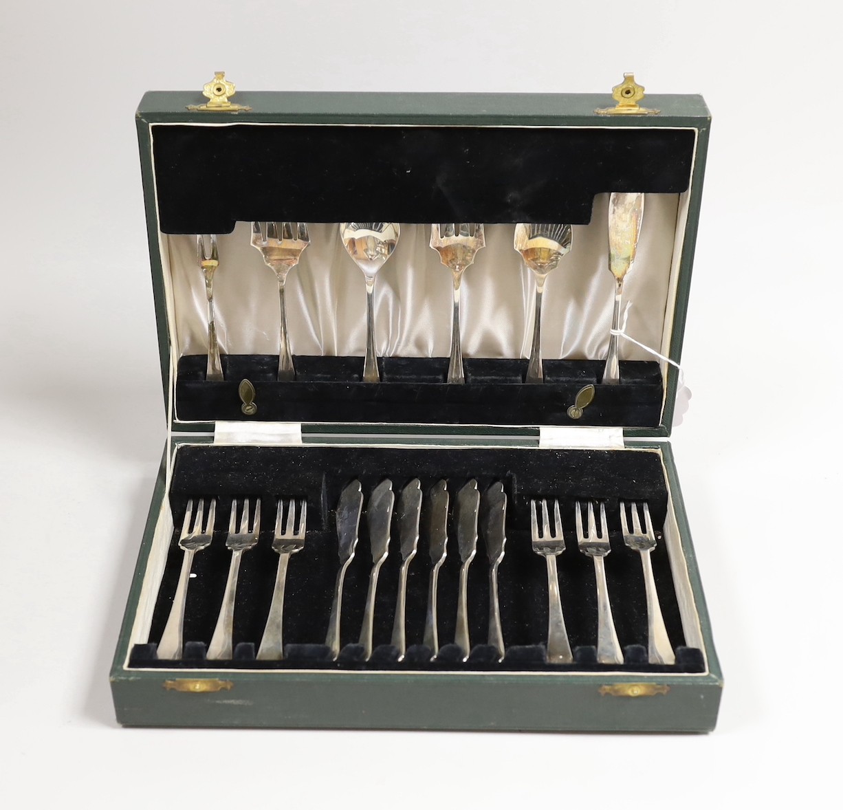 A cased set of six pairs of small silver fish eaters and three small pairs of servers, Thomas Bradbury & Sons, Sheffield, 1933